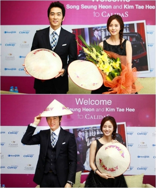 
	
	Nam diễn viên Song Seung Hun và Kim Tae Hee hứng thú với món quà do fan Việt gửi tặng.